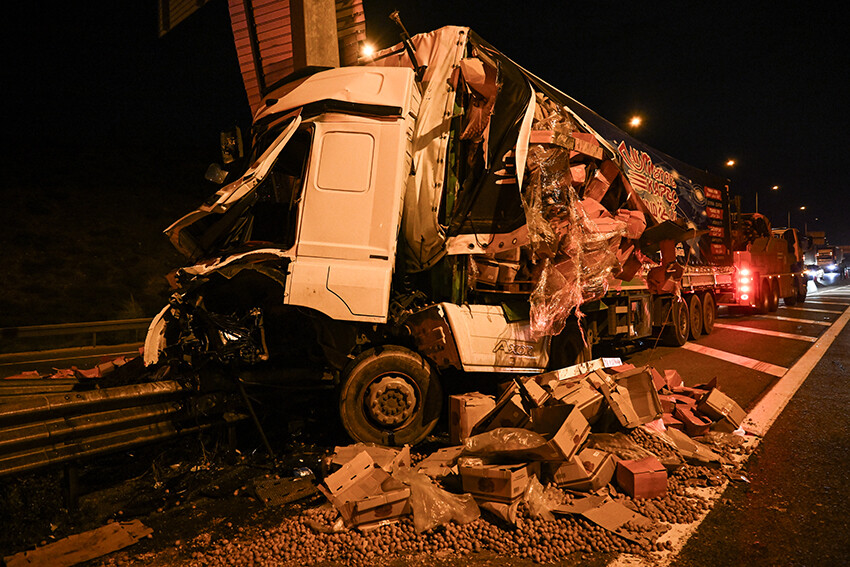 İstanbul'da feci kaza! Kağıt gibi katlandı
