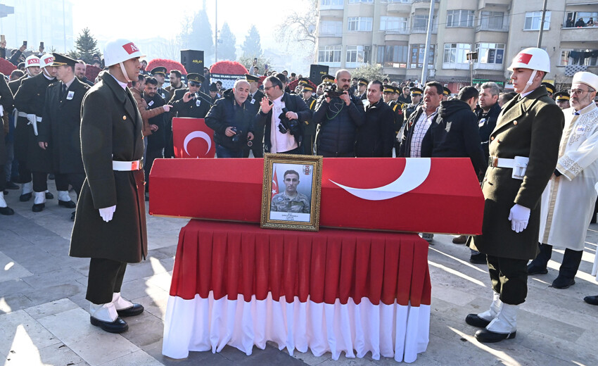 Pençe-Kilit şehitlerine son görev! Cenaze törenlerinde yürek yakan kareler... Pençe-Kilit şehitlerine son görev! Cenaze törenlerinde yürek yakan kareler...