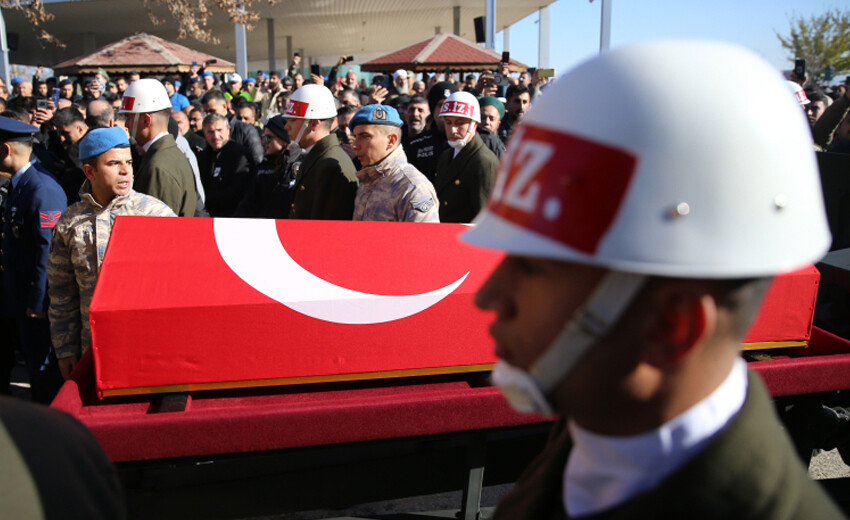 Pençe-Kilit şehitlerine son görev! Cenaze törenlerinde yürek yakan kareler... Pençe-Kilit şehitlerine son görev! Cenaze törenlerinde yürek yakan kareler...