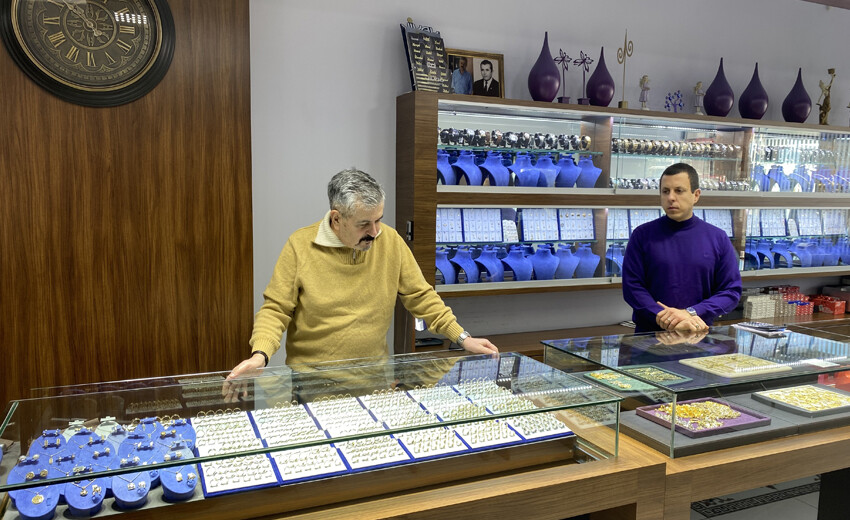 2 dakikada 12 milyonluk vurgun! Kuyumcuyu soyup soğana çevirdikleri anlar kamerada 2 dakikada 12 milyonluk vurgun! Kuyumcuyu soyup soğana çevirdikleri anlar kamerada