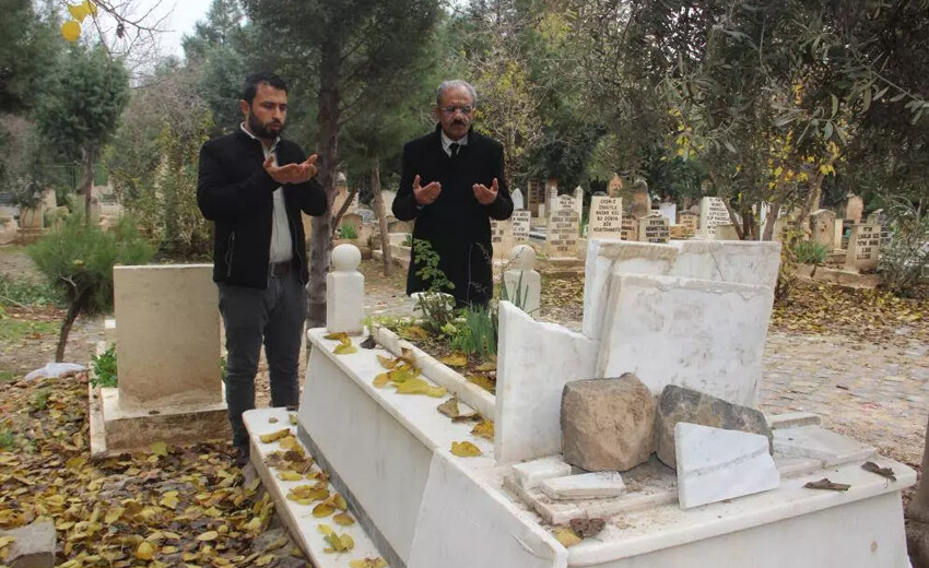 Şanlıurfa'da şehit mezarına çirkin saldırı Şanlıurfa'da şehit mezarına çirkin saldırı