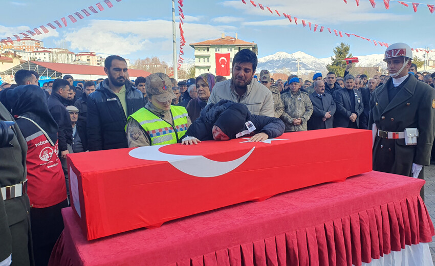 Pençe-Kilit şehitlerine son görev! Cenaze törenlerinde yürek yakan kareler... Pençe-Kilit şehitlerine son görev! Cenaze törenlerinde yürek yakan kareler...