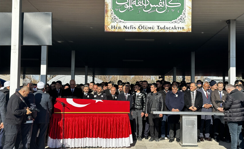 Pençe-Kilit şehitlerine son görev! Cenaze törenlerinde yürek yakan kareler... Pençe-Kilit şehitlerine son görev! Cenaze törenlerinde yürek yakan kareler...