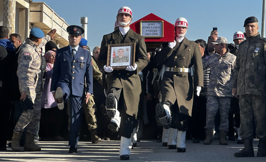 Pençe-Kilit şehitlerine son görev! Cenaze törenlerinde yürek yakan kareler... Pençe-Kilit şehitlerine son görev! Cenaze törenlerinde yürek yakan kareler...