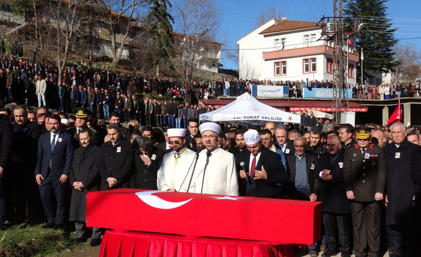 Pençe-Kilit şehitlerine son görev! Cenaze törenlerinde yürek yakan kareler... Pençe-Kilit şehitlerine son görev! Cenaze törenlerinde yürek yakan kareler...
