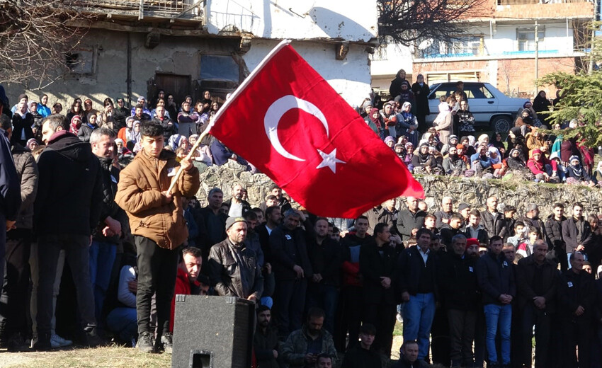 Pençe-Kilit şehitlerine son görev! Cenaze törenlerinde yürek yakan kareler... Pençe-Kilit şehitlerine son görev! Cenaze törenlerinde yürek yakan kareler...