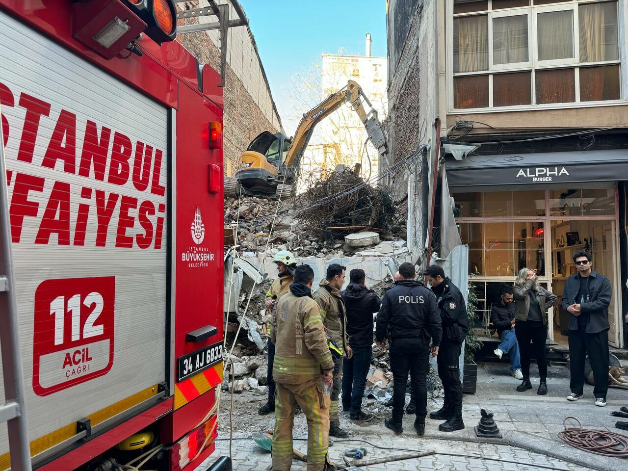 İstanbul Kadıköy'de bina çöktü: Enkaz altında kalan 1 işçi kurtarıldı İstanbul Kadıköy'de bina çöktü: Enkaz altında kalan 1 işçi kurtarıldı