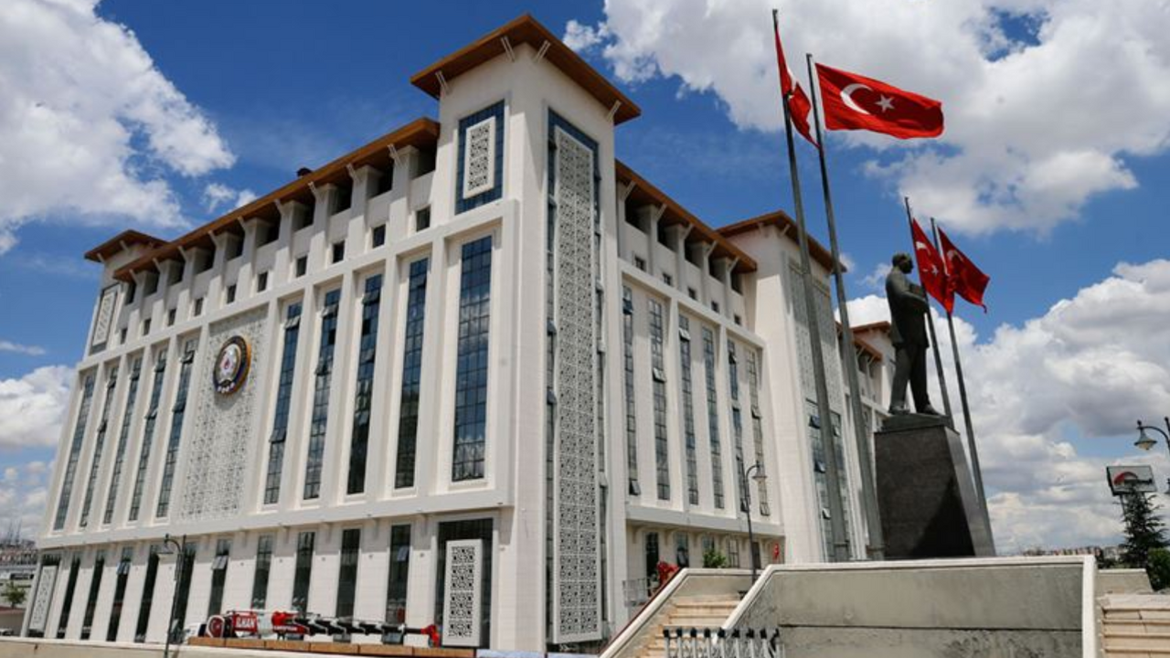 Ankara Emniyet'ten şüpheli paket uygulaması: Vatandaşlara panik uyarısı Ankara Emniyet'ten şüpheli paket uygulaması: Vatandaşlara panik uyarısı