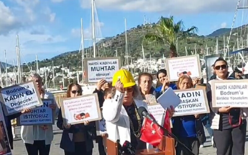 Bodrum’da devrim yapacağım dedi! Bir yumrukla kürsüyü kırdı Bodrum’da devrim yapacağım dedi! Bir yumrukla kürsüyü kırdı