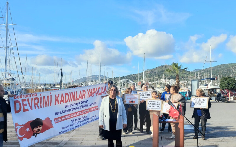 Bodrum’da devrim yapacağım dedi! Bir yumrukla kürsüyü kırdı Bodrum’da devrim yapacağım dedi! Bir yumrukla kürsüyü kırdı