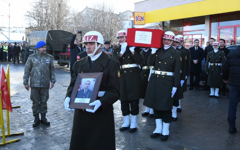 Özgür Özel’in gönderdiği çelenk Gümüşhane’de de parçalandı! Şehit cenazesinde gerginlik Özgür Özel’in gönderdiği çelenk Gümüşhane’de de parçalandı! Şehit cenazesinde gerginlik
