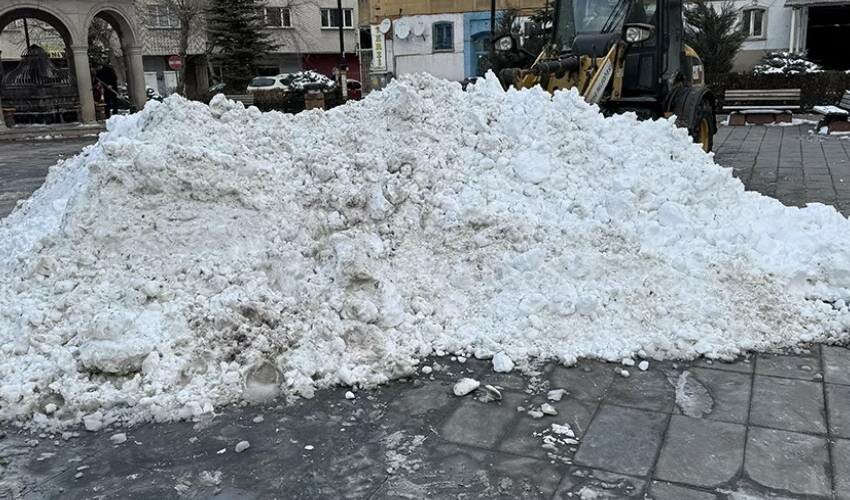 Kar 1 metreyi aştı, yollar buz tuttu! Açıkta kalan her şey dondu Kar 1 metreyi aştı, yollar buz tuttu! Açıkta kalan her şey dondu