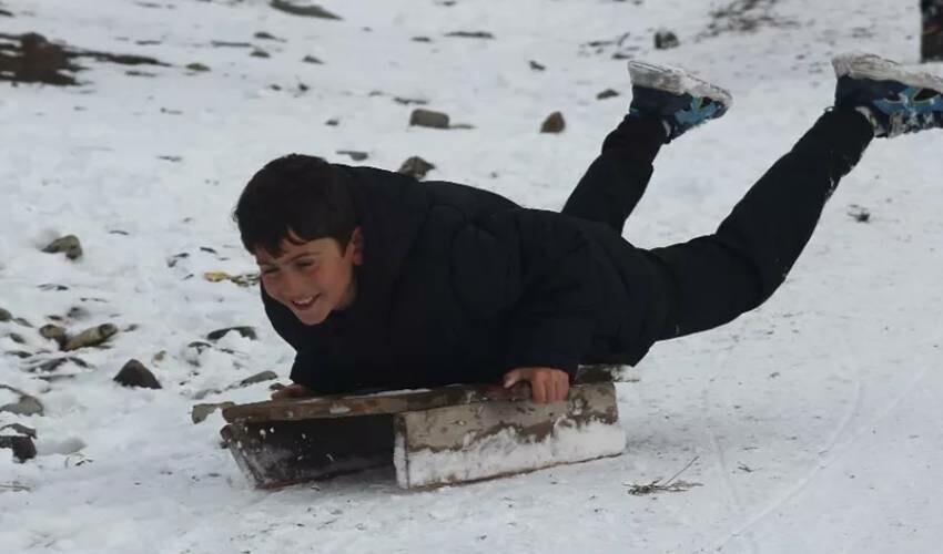 Kar 1 metreyi aştı, yollar buz tuttu! Açıkta kalan her şey dondu Kar 1 metreyi aştı, yollar buz tuttu! Açıkta kalan her şey dondu