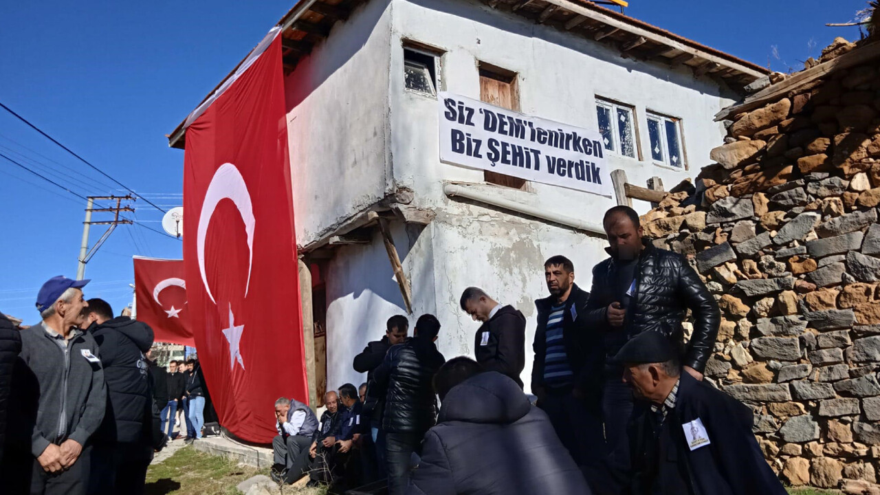 Şehit Teğmen Günay’ın memleketinde dikkat çeken pankart! Siz DEM’lenirken biz Şehit verdik