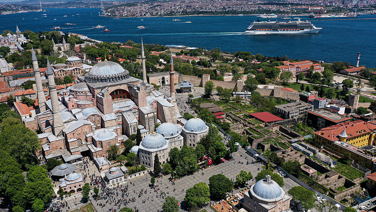 Turizmde rekor yılı! İstanbul 11 ayda 16 milyon yabancı ziyaretçi ağırladı