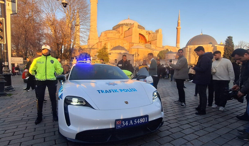 İstanbul polisine tahsis edilen lüks araçlar göreve başladı! Bentley, Ferrari, Porsche ve Mercedes'i görenlerin ağzı açık kaldı İstanbul polisine tahsis edilen lüks araçlar göreve başladı! Bentley, Ferrari, Porsche ve Mercedes'i görenlerin ağzı açık kaldı
