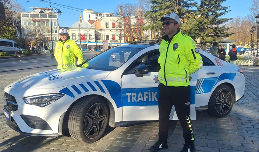 İstanbul polisine tahsis edilen lüks araçlar göreve başladı! Bentley, Ferrari, Porsche ve Mercedes'i görenlerin ağzı açık kaldı İstanbul polisine tahsis edilen lüks araçlar göreve başladı! Bentley, Ferrari, Porsche ve Mercedes'i görenlerin ağzı açık kaldı