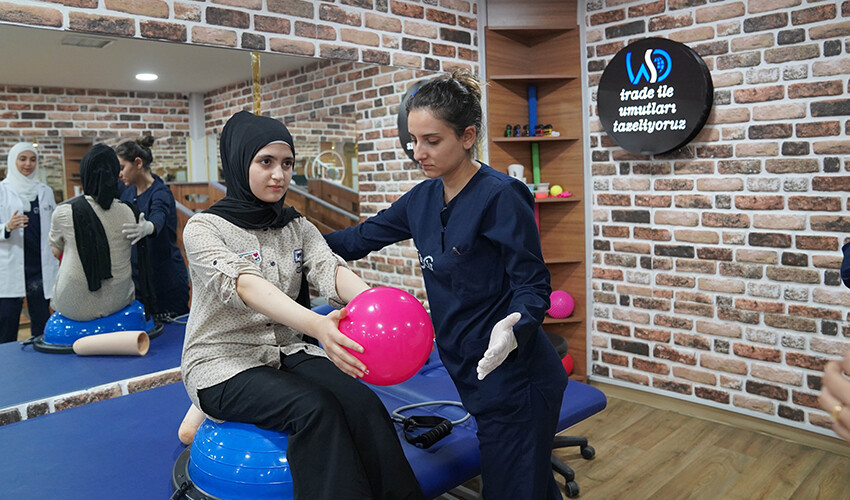 Depremde kaybettiği bacağına protezle kavuştu: Artık tek hedefi doktorluk