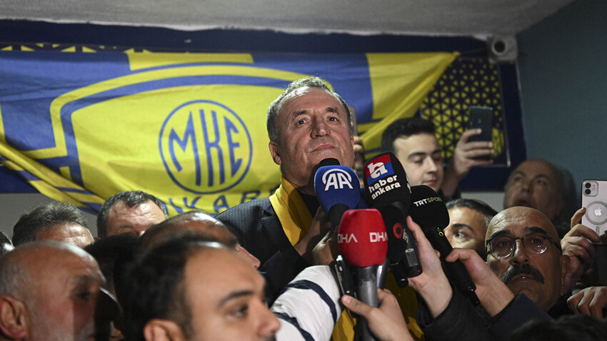 Hakem Meler'i yumruklayan Faruk Koca içerden çıktı kahraman gibi karşılandı Hakem Meler'i yumruklayan Faruk Koca içerden çıktı kahraman gibi karşılandı