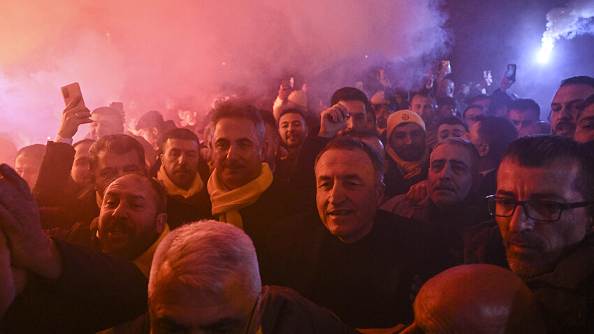 Hakem Meler'i yumruklayan Faruk Koca içerden çıktı kahraman gibi karşılandı Hakem Meler'i yumruklayan Faruk Koca içerden çıktı kahraman gibi karşılandı