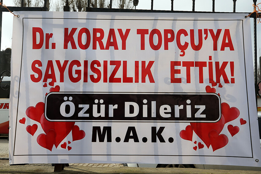 Doktorla tartışan hasta ve yakınından pankartlı özür