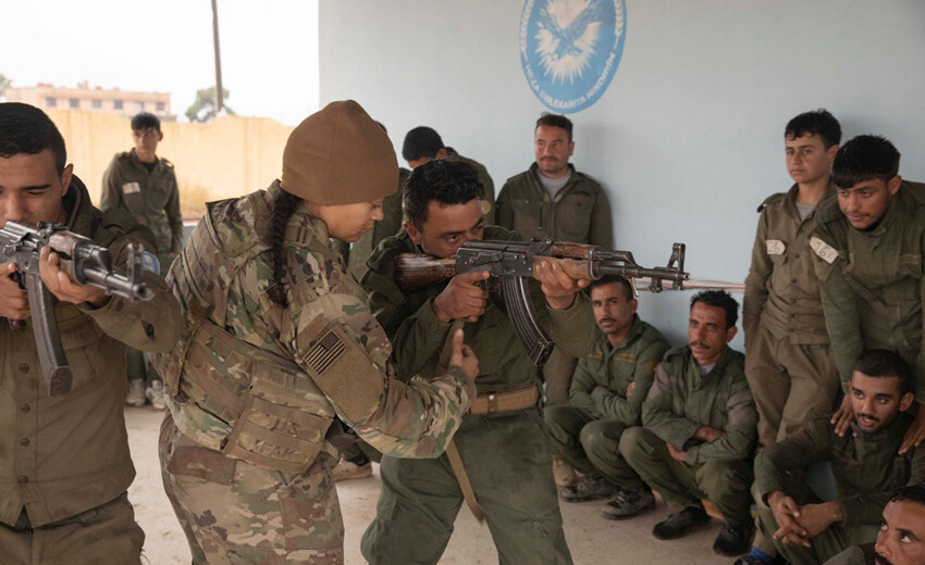 ABD’den 12 şehit verdiğimiz saldırıdan 3 gün sonra PKK’ya silah eğitimi ABD’den 12 şehit verdiğimiz saldırıdan 3 gün sonra PKK’ya silah eğitimi