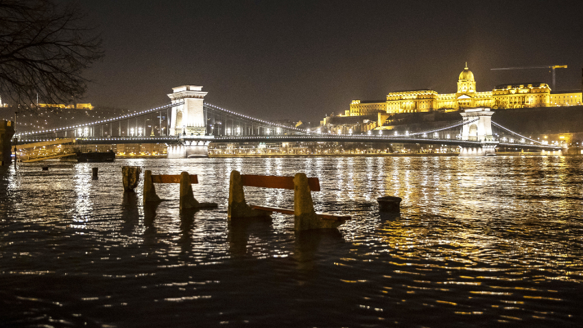 Yoğun yağışlardan dolayı Tuna Nehri taştı, Macaristan'ın başkentini su bastı Yoğun yağışlardan dolayı Tuna Nehri taştı, Macaristan'ın başkentini su bastı