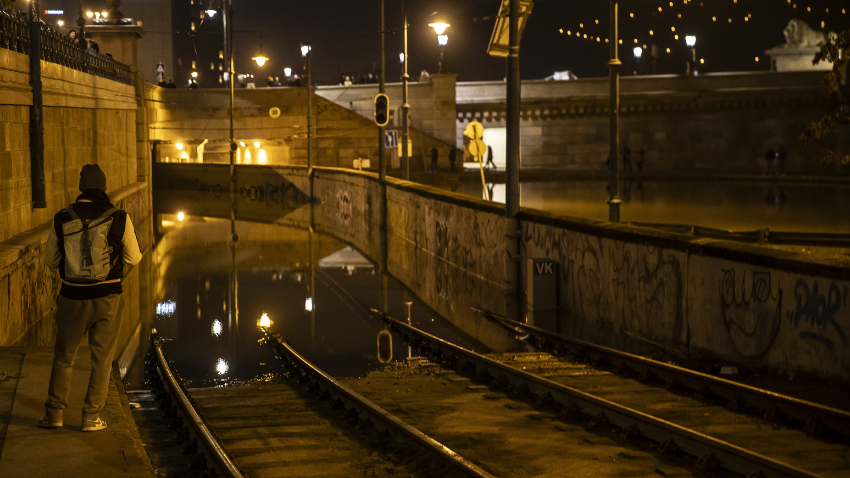 Yoğun yağışlardan dolayı Tuna Nehri taştı, Macaristan'ın başkentini su bastı Yoğun yağışlardan dolayı Tuna Nehri taştı, Macaristan'ın başkentini su bastı
