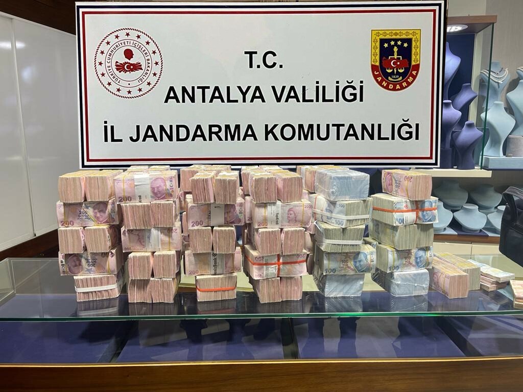 Oğlu ölen annenin ihbarı milyonluk çeteyi çökertti! 'Hawala' yöntemi ile kara para aklamışlar Oğlu ölen annenin ihbarı milyonluk çeteyi çökertti! 'Hawala' yöntemi ile kara para aklamışlar