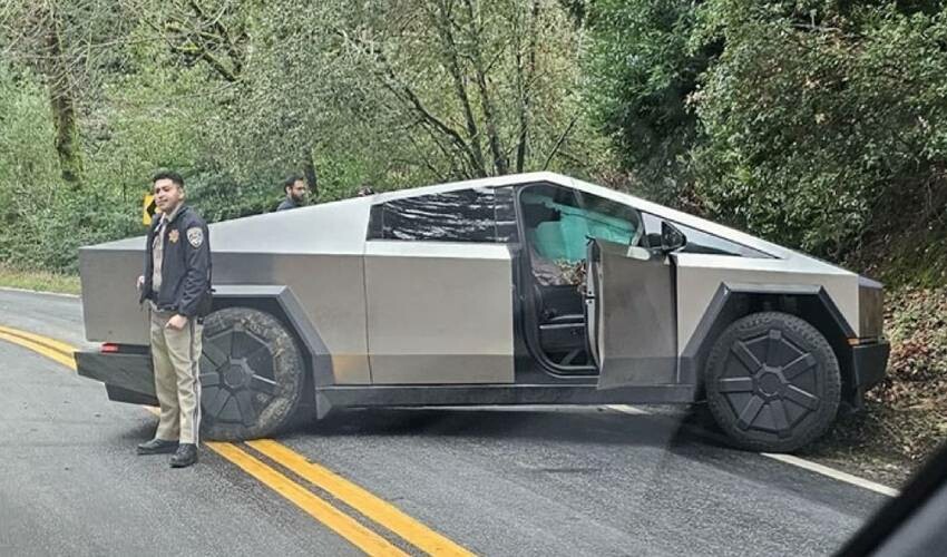 Elon Musk’ın gözdesi Tesla Cybertruck ilk kazasını yaptı! Birinde çizik bile yok siz bir de karşıdaki araca bakın Elon Musk’ın gözdesi Tesla Cybertruck ilk kazasını yaptı! Birinde çizik bile yok siz bir de karşıdaki araca bakın