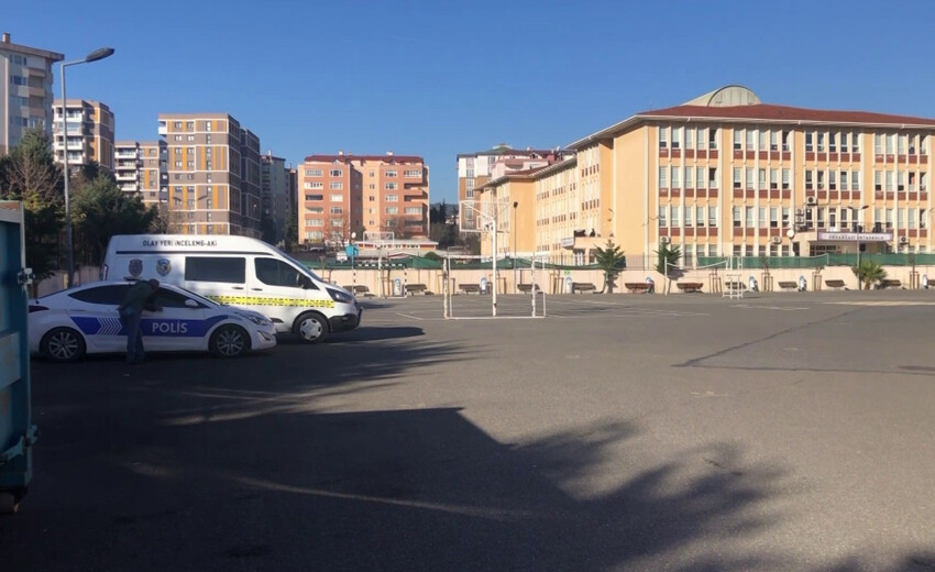 Lise tuvaletinde dehşet! Kız öğrenci sırtından bıçaklandı Lise tuvaletinde dehşet! Kız öğrenci sırtından bıçaklandı