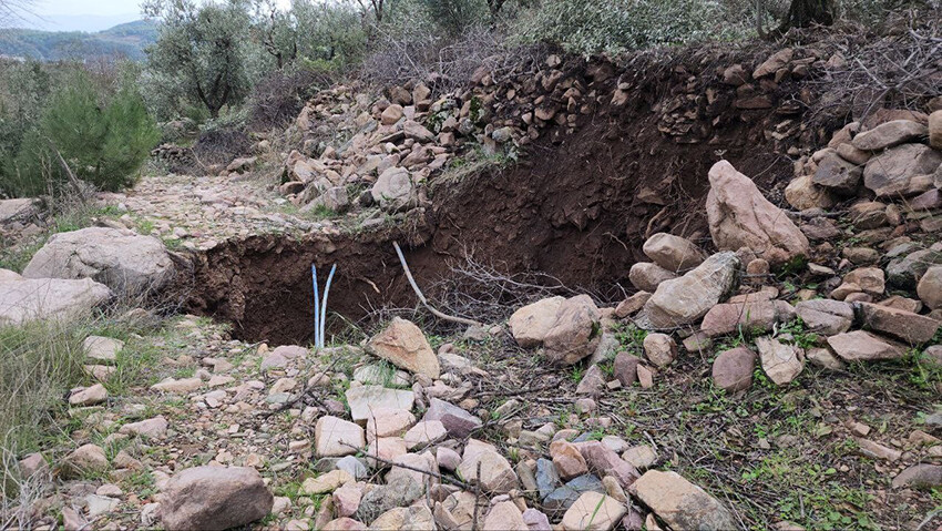Yeni bir depremin habercisi mi? Hatay'da deprem bölgesinden çıktı, rengi simsiyah... Yeni bir depremin habercisi mi? Hatay'da deprem bölgesinden çıktı, rengi simsiyah...