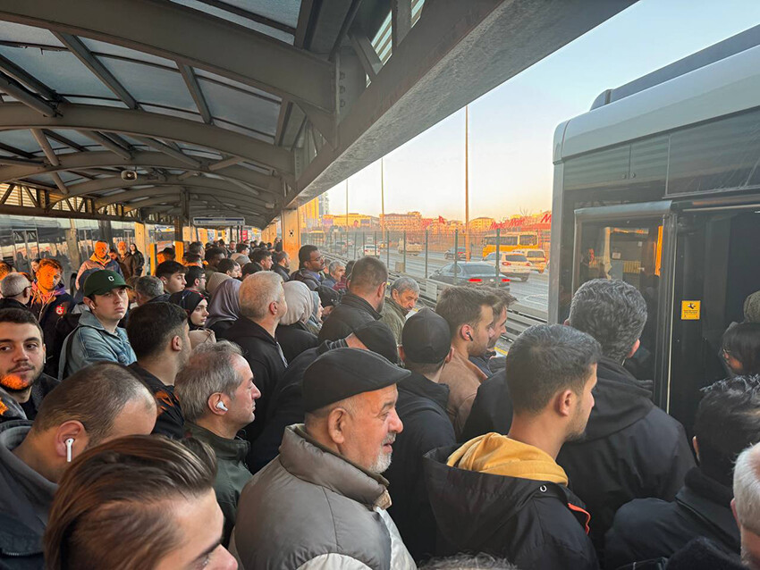 Seyir halindeki metrobüste panik! Bir anda dumanlar yükseldi
