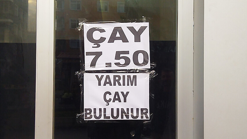 Rizeli esnaf çay ocağının camına astı: Gören dönüp bir daha bakıyor!