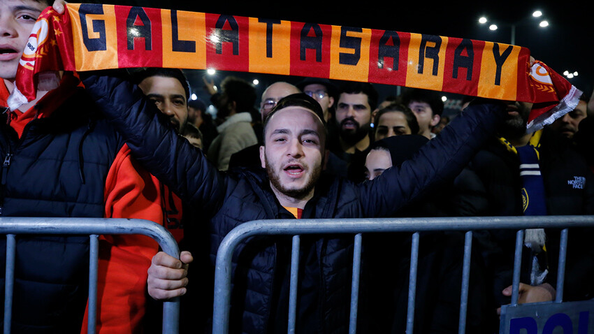 Fenerbahçe ve Galatasaray'a coşkulu karşılama! Taraftarlar havalimanlarına akın etti Fenerbahçe ve Galatasaray'a coşkulu karşılama! Taraftarlar havalimanlarına akın etti