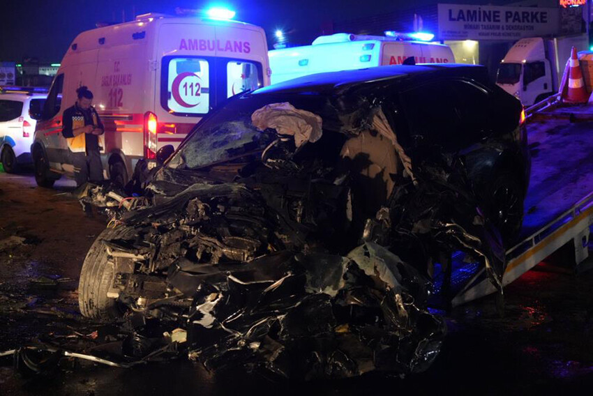 İstanbul'da katliam gibi kaza! Kırmızı ışıkta geçen cip dehşet saçtı: Ölü ve yaralılar var