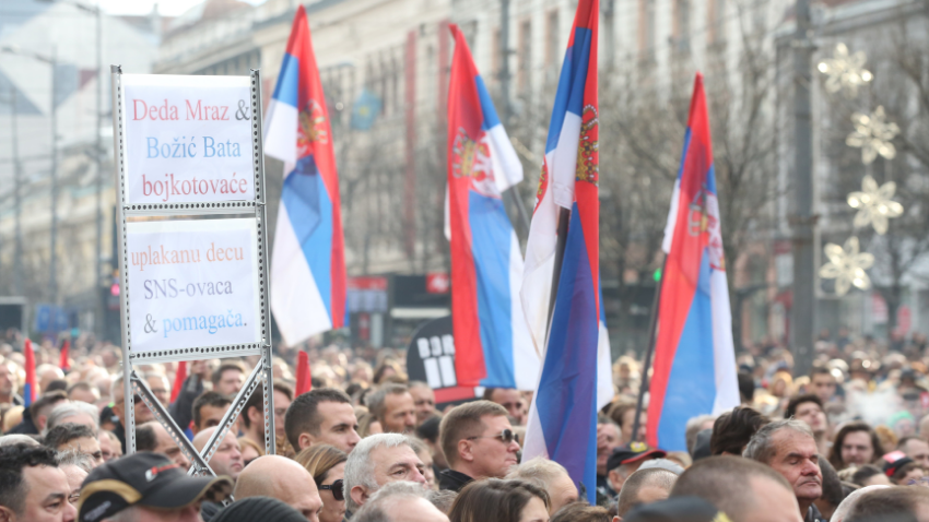 Muhalifler sokaklara döküldü! Sırbistan'da olaylı seçimden sonra gerginlik tırmanıyor