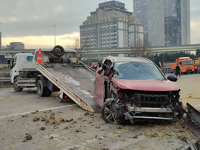 Basın Ekspres yolunu kilitleyen zincirleme kaza Basın Ekspres yolunu kilitleyen zincirleme kaza