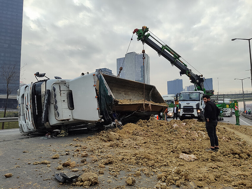 Basın Ekspres yolunu kilitleyen zincirleme kaza Basın Ekspres yolunu kilitleyen zincirleme kaza