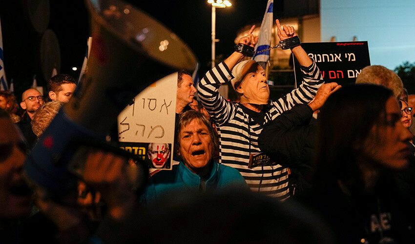 Netanyahu karşıtları sokakta! Erken seçim talebi ile meydanlara indiler