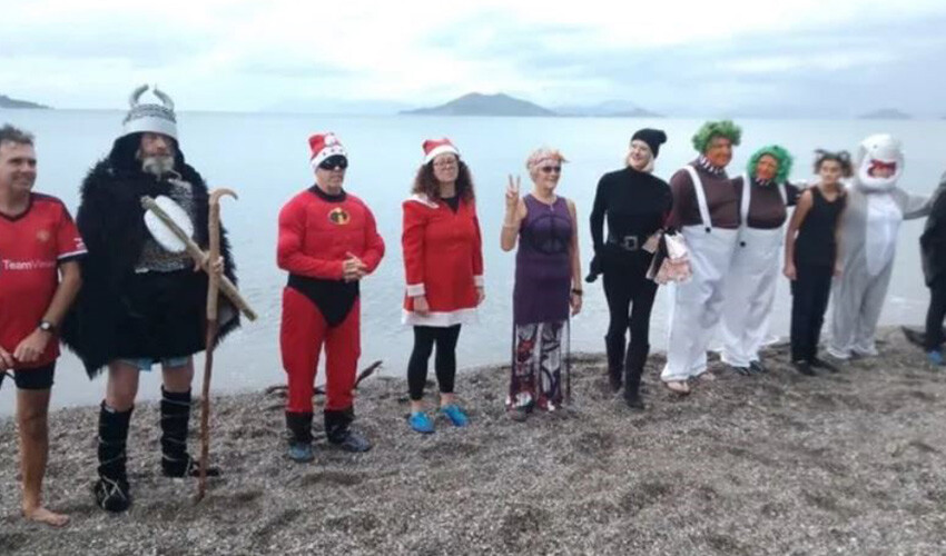 Çocuklar ve sokak hayvanları için bir araya geldiler... İlginç kostümlerle denize girdiler