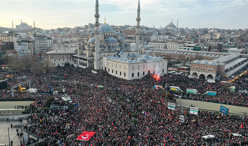 Galata'daki tarihi yürüyüş dünya basınında! İsrailli gazete protestoları böyle duyurdu Galata'daki tarihi yürüyüş dünya basınında! İsrailli gazete protestoları böyle duyurdu