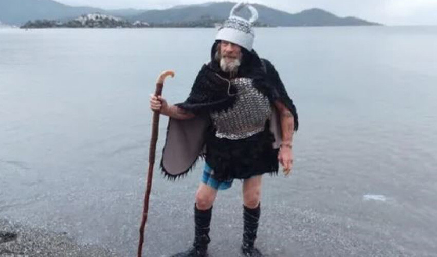 Çocuklar ve sokak hayvanları için bir araya geldiler... İlginç kostümlerle denize girdiler