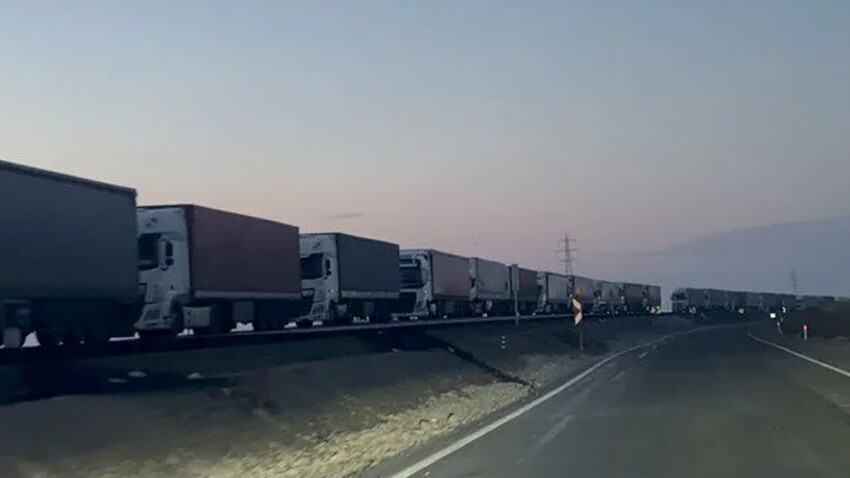 Türkiye sınırında günlerce sürecek bekleyiş! Tırlar 13 kilometrelik kuyruk oluşturdu