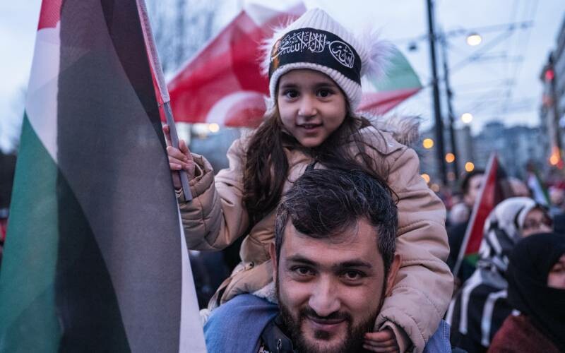 Yeni yılın ilk sabahı büyük yürüyüş! Şehitler ve Filistin için Galata Köprüsü'ne akın ettiler
