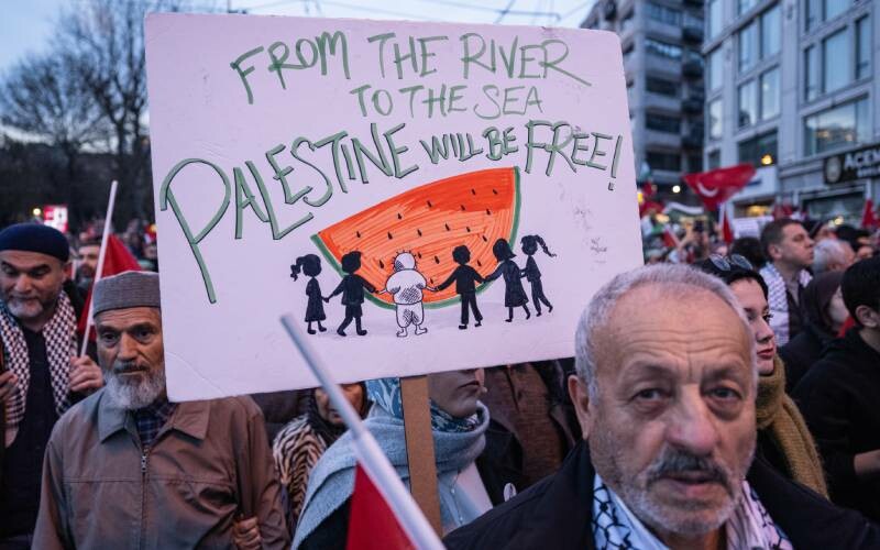 Yeni yılın ilk sabahı büyük yürüyüş! Şehitler ve Filistin için Galata Köprüsü'ne akın ettiler