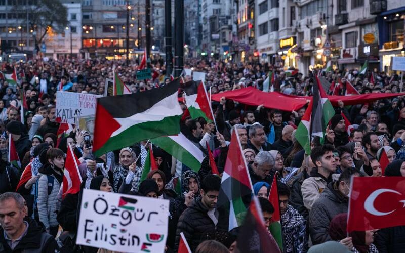 Yeni yılın ilk sabahı büyük yürüyüş! Şehitler ve Filistin için Galata Köprüsü'ne akın ettiler