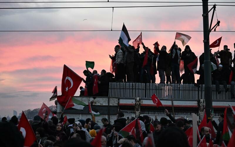 Yeni yılın ilk sabahı büyük yürüyüş! Şehitler ve Filistin için Galata Köprüsü'ne akın ettiler