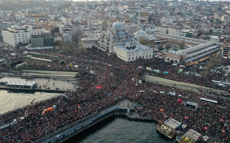 Yeni yılın ilk sabahı büyük yürüyüş! Şehitler ve Filistin için Galata Köprüsü'ne akın ettiler