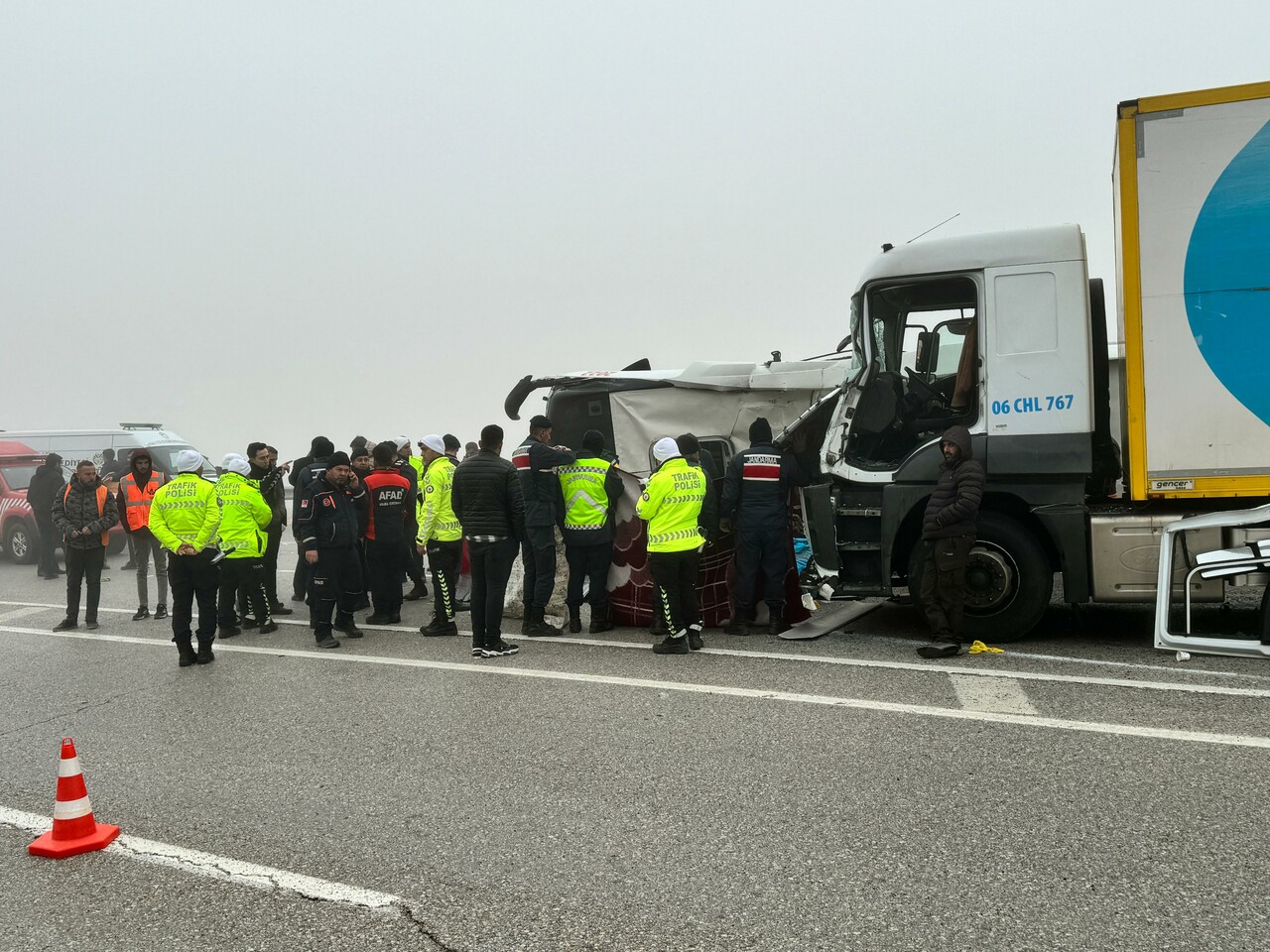 Malatya'da yolcu otobüsü ile kamyon çarpıştı! 4 ölü, 36 yaralı Malatya'da yolcu otobüsü ile kamyon çarpıştı! 4 ölü, 36 yaralı